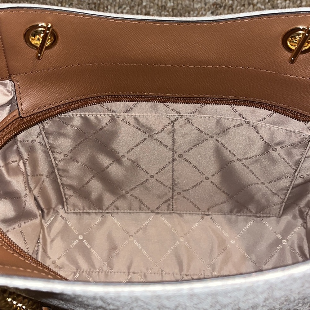 Like new Authentic Michael Kors Shoulder Bag - Picture 7 of 12